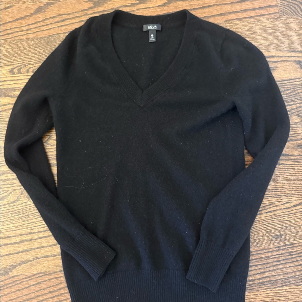 Aqua cashmere Black V-Neck Sweater